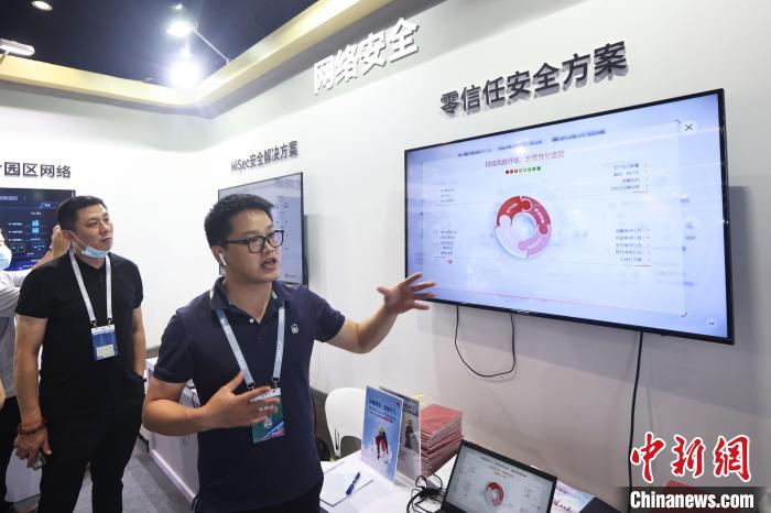 17日，中国网络通信界的头部机构、企业，以及众多专业代表参加了大会期间举办的“未来网络创新展”。　泱波 摄