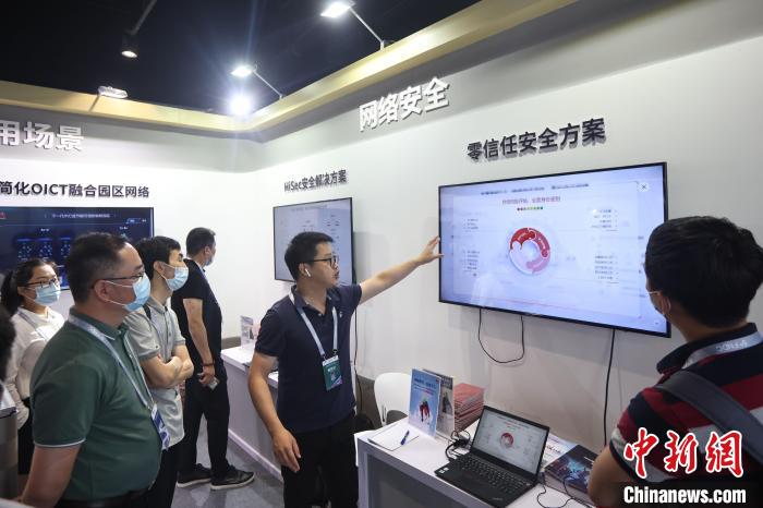 17日，中国网络通信界的头部机构、企业，以及众多专业代表参加了大会期间举办的“未来网络创新展”。　泱波 摄